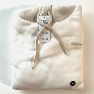 Hollister Men's Off-White Crewneck Sweater